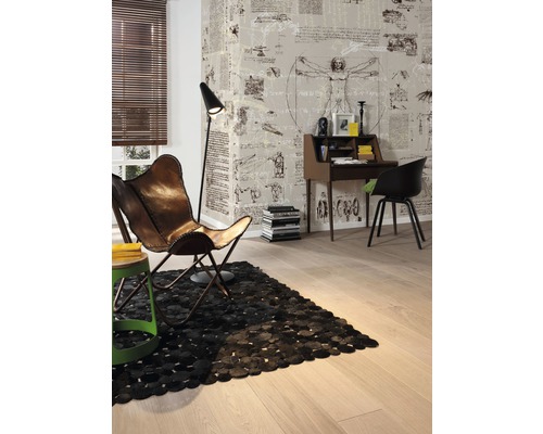 Exemple d''aménagement : salon avec fauteuil, bureau, tapis et papier peint à motifs