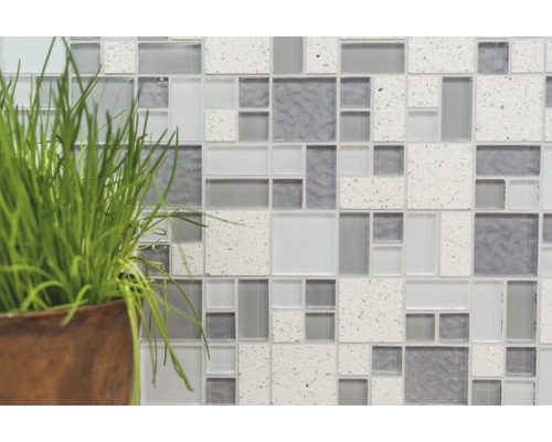 Mur de carreaux de mosaïque avec plante