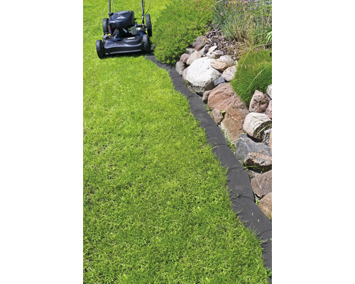 Bordure de pelouse en textile à côté de la pelouse et des pierres