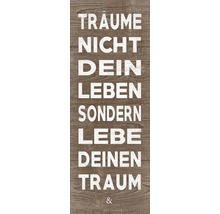 Dekoration mit dem Text Träume nicht dein Leben, sondern lebe deinen Traum auf einem Holzbrett