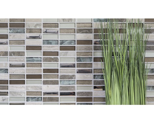 Mur de carreaux de mosaïque avec de l''herbe décorative