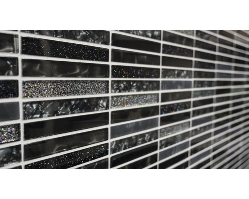 Gros plan de carreaux de mosaïque noirs avec des paillettes