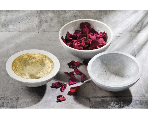 Dekorative Schalen aus Beton, eine gefüllt mit Rosenblättern