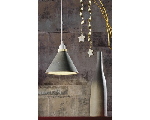 Beton-Pendelleuchte neben einer Vase und Dekoration