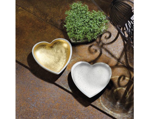 Coupes décoratives en béton en forme de cœur avec décorations en feuille d''or et cresson en forme de cœur