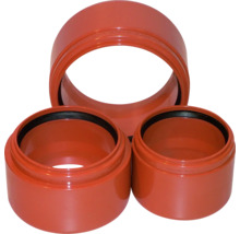 Drei Kunststoffrohrmuffen mit Dichtungen