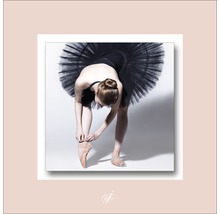 Une ballerine noue ses chaussons de ballet