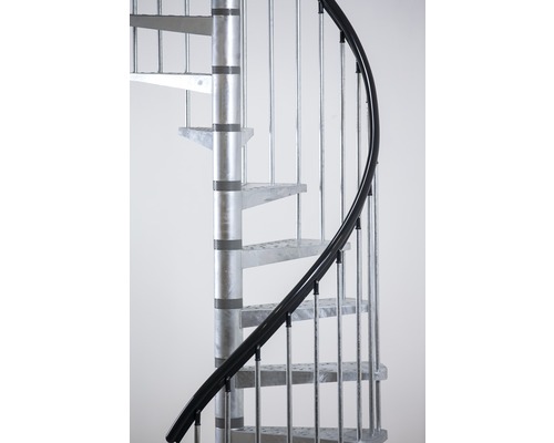 Wendeltreppe aus Metall mit Geländer