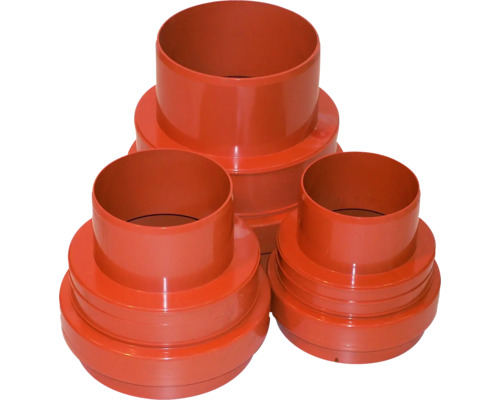 Plusieurs réductions de tuyaux de descente pluviale en plastique empilées