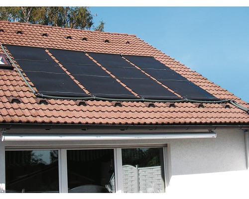 Module supplémentaire d'absorbeur solaire 2.4 m² Installation solaire pour chauffage de piscine sur un toit de maison avec des tuiles