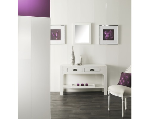 Pièce lumineuse avec console blanche, miroir et éléments décoratifs