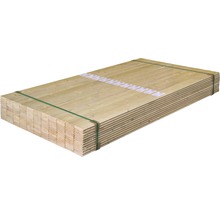 Pile de planches de bois imprégnées, groupées avec une bande en plastique