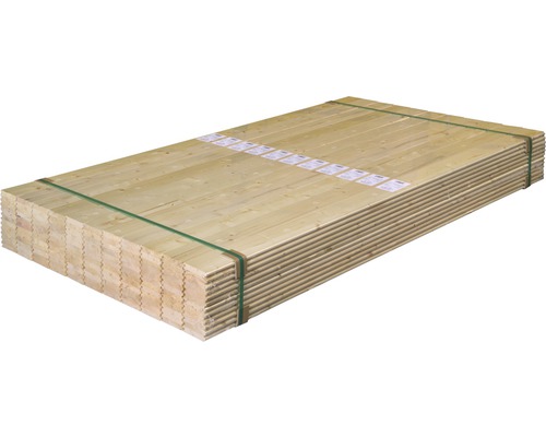 Pile de planches de bois imprégnées, groupées avec une bande en plastique