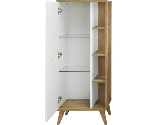 Armoire de salle de bains ouverte avec étagères en verre et détails en bois