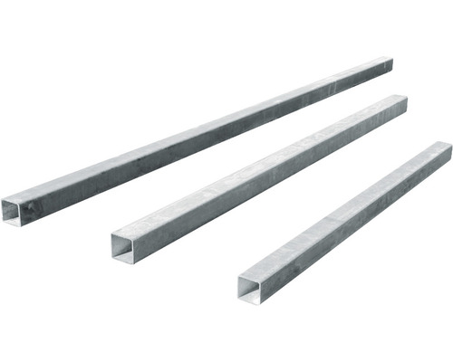 Drei Vierkantrohre aus Metall in unterschiedlichen Längen