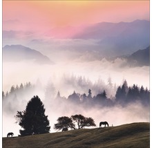 Landschaft mit Hügeln, Bäumen, Nebel und grasenden Pferden