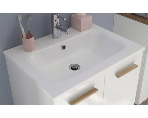 Meuble sous-vasque avec vasque blanche, robinetterie et surface de rangement