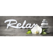 Dekoration mit Relax Schriftzug, Orchidee und Steinturm