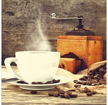 Tasse Kaffee mit Kaffeebohnen und Kaffeemühle