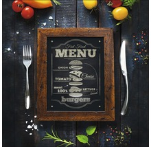 Dekorative Speisekarte mit Burger-Motiv, Gabel und Messer auf einem dunklen Holztisch