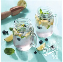 Zwei Gläser mit Zitronenwasser, Blaubeeren und Minze