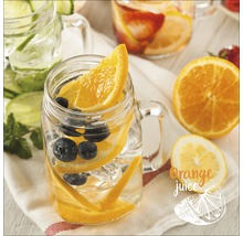 Glas mit Orangenstückchen und Blaubeeren