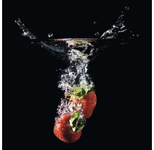 Zwei Erdbeeren fallen ins Wasser
