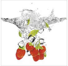 Erdbeeren mit Eiswürfeln fallen ins Wasser