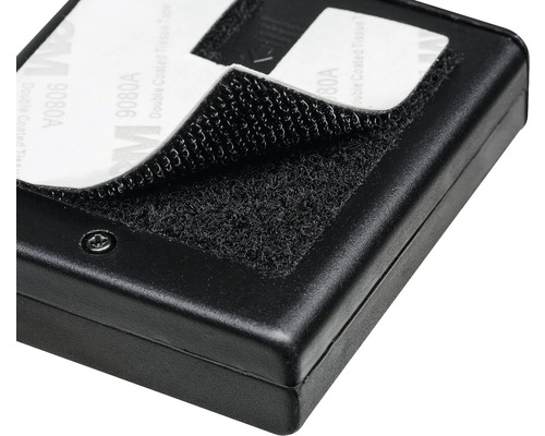 Schwarzes Gehäuse mit Klettverschluss zur Befestigung