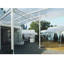 Aussenbereich mit Terrassendielen, Sonnenschirmen und transparentem Terrassendach
