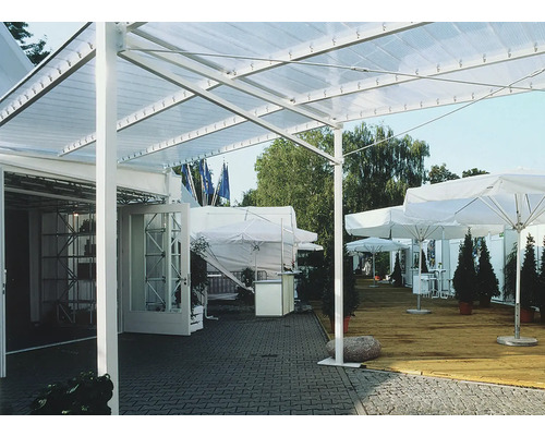 Aussenbereich mit Terrassendielen, Sonnenschirmen und transparentem Terrassendach