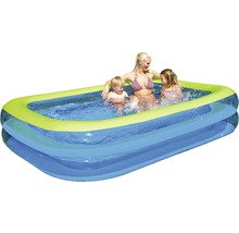 Aufblasbarer Pool mit Familie beim Schwimmen im Wasser