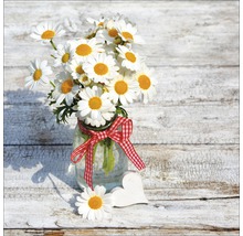Gänseblümchen in einem Glas mit Schleife und Holzherz auf einem Holztisch