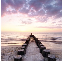 Steg am Strand unter bewölktem Himmel