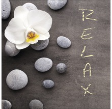 Dekoration mit Orchideenblüte, Steinen und dem Wort Relax