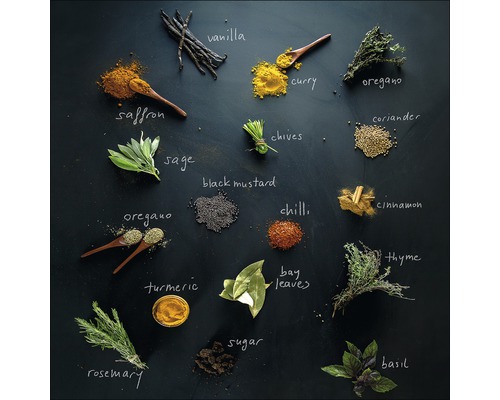 Arrangement verschiedener Gewürze und Kräuter wie Safran, Curry, Oregano, Koriander, Schnittlauch, Salbei, schwarzer Senf, Chili, Zimt, Thymian, Kurkuma, Lorbeerblätter, Zucker, Basilikum, Rosmarin und Vanille.