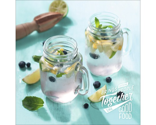 Zwei Gläser mit Zitronen, Limetten, Blaubeeren und Minze gefüllt