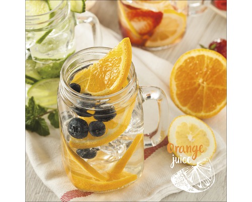 Boissons rafraîchissantes aux fruits et aux baies dans des verres avec poignée.