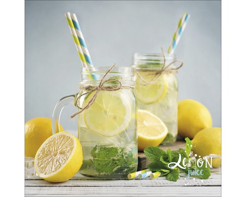 Zwei Gläser Zitronenlimonade mit Strohhalmen und Zitronen auf einem Tisch