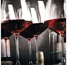 Mehrere Weingläser mit Rotwein