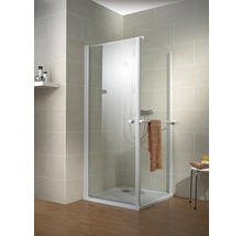 Douche d'angle avec parois en verre et porte-serviettes dans une salle de bains.