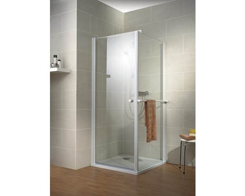 Douche d'angle avec parois en verre et porte-serviettes dans une salle de bains.