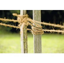 Deux poteaux en bois reliés par une corde en fibre de coco marron