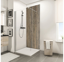 Badezimmer mit Duschkabine, Duschwanne, Duscharmatur und Holzelement