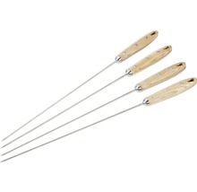 Quatre brochettes de grill en bois et métal