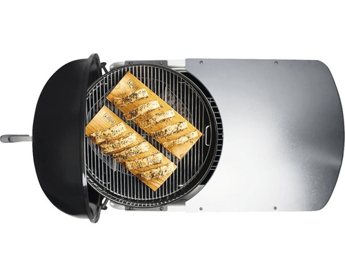 Kugelgrill mit zwei Holzbrettern zum Grillen von Speisen