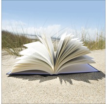 Geöffnetes Buch am Strand
