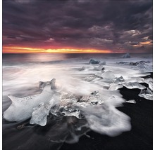Eisstücke am Strand bei Sonnenuntergang