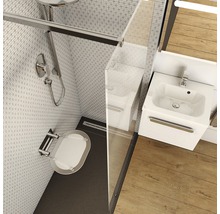 Badezimmer mit Dusche, Duschsitz, Waschbecken und Holzboden