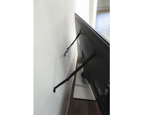 Téléviseur fixé au mur avec protection anti-basculement